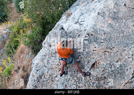 ein Kletterer Klettern auf den Felsen rund um Mijas Spanien Stockfoto