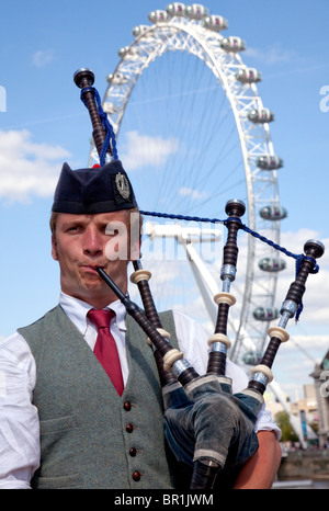 Schottische Straßenmusiker spielt Dudelsack auf Westminster Bridge, London Stockfoto