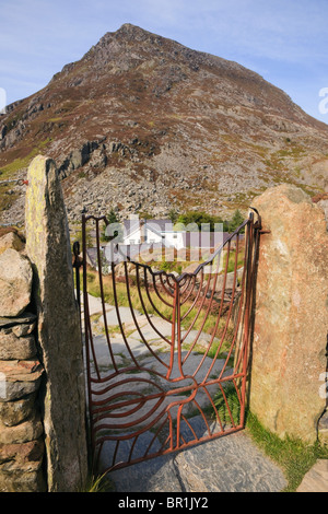 Reich verzierte Eiserne Tor am Fußweg von Cwm Idwal und Tryfan mit Carnedd Stift Yr Ole Wen Berg im Blick. Ogwen Snowdonia Wales UK Stockfoto