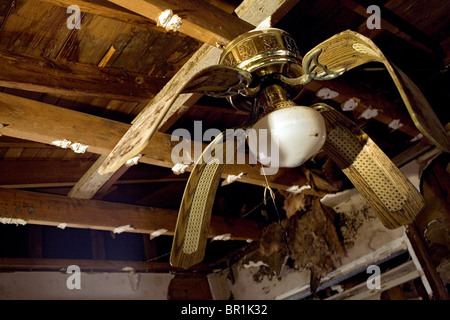 Ein Durchnässtes Deckenventilator in einem Heim zerstört durch den Hurrikan Katrina in New Orleans Pontchartrain Park Nachbarschaft Stockfoto