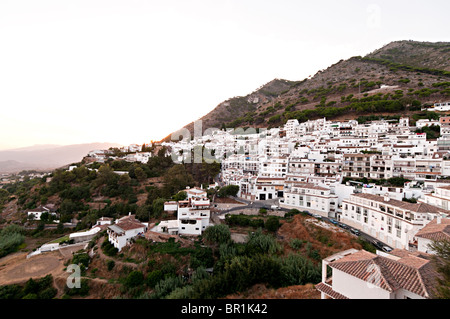 weiße spanische Häuser in Mijas Spanien bei Sonnenuntergang Stockfoto