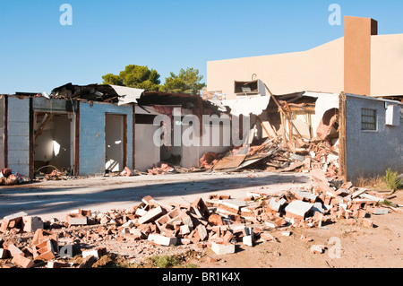 Ein altes Tieres Krankenhaus ist abgerissen, um Platz für den Parkplatz für die neue Anlage zu machen. Stockfoto