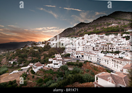 weiße spanische Häuser in Mijas Spanien bei Sonnenuntergang Stockfoto