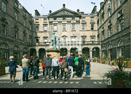 Touristen besuchen Edinburgh City Chambers in der High Street auf der Royal Mile in Schottland Stockfoto