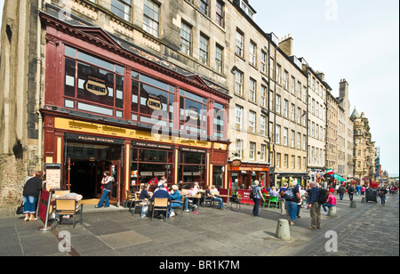 Café-Kultur in der Royal Mile High Street von Edinburgh Schottland an einem sonnigen Spätsommertag Stockfoto