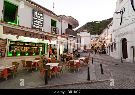 Mijas Spanien Gassen mit Restaurants in der Stadt Stockfoto