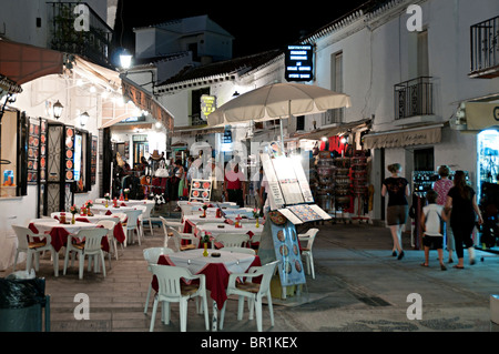 Mijas Spanien Gassen mit Restaurants in der Stadt Stockfoto