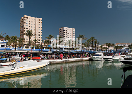 Estepona-Hafen mit Wochenmarkt im Hintergrund Stockfoto