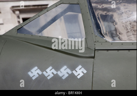 Deutsch Hakenkreuze "Gäste" auf Replik WW2 RAF Spitfire, London Stockfoto