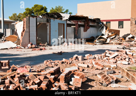 Ein altes Tieres Krankenhaus ist abgerissen, um Platz für den Parkplatz für die neue Anlage zu machen. Stockfoto