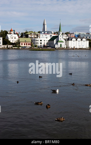 Die Innenstadt von Reykjavik über Tjoernin See, Reykjavik, Island Stockfoto