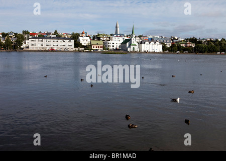 Die Innenstadt von Reykjavik über Tjoernin See, Reykjavik, Island Stockfoto