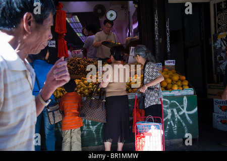 Shopper kaufen Obst auf einem Obststand an der Mott Street in Chinatown in New York Stockfoto