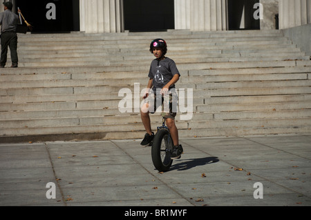 Einradfahrer aller Spielstärken durchführen und üben Sie mit Grants Grab in New York Stockfoto