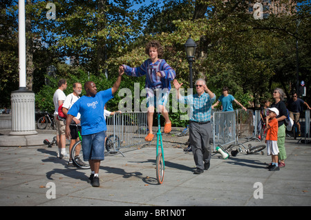 Einradfahrer aller Spielstärken durchführen und üben Sie mit Grants Grab in New York Stockfoto