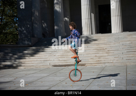 Einradfahrer aller Spielstärken durchführen und üben Sie mit Grants Grab in New York Stockfoto