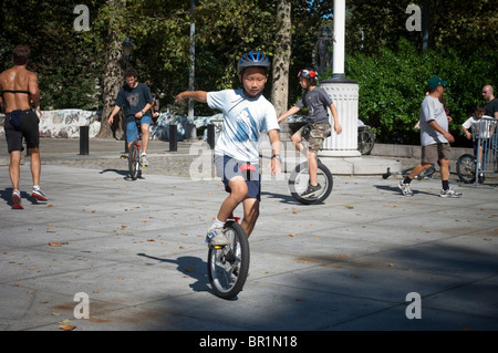 Einradfahrer aller Spielstärken durchführen und üben Sie mit Grants Grab in New York Stockfoto