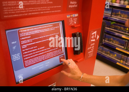 Eine Redbox Videoverleih Selbstbedienungskiosk wird in ein Walgreen Drug Store in New York gesehen. Stockfoto