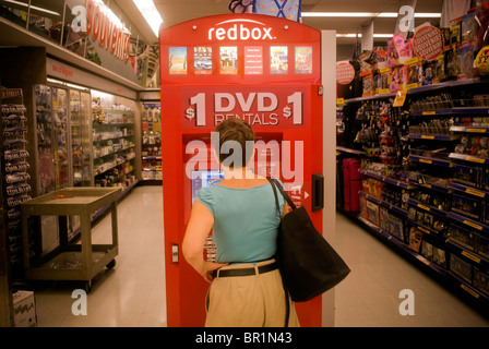 Eine Redbox Videoverleih Selbstbedienungskiosk wird in ein Walgreen Drug Store in New York gesehen. Stockfoto