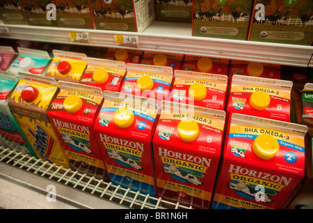 Container von Bio-Milch mit nicht-Bio-Milch im Supermarkt Kühlschrank Stockfoto