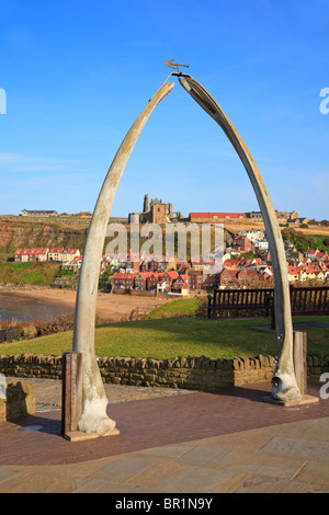 Str. Marys Kirche, Kloster und 199 Stufen am East Cliff durch den Wal Kiefer Knochen, Whitby, North Yorkshire, England, UK. Stockfoto