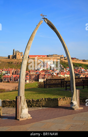 Str. Marys Kirche, Kloster und 199 Stufen am East Cliff durch den Wal Kiefer Knochen, Whitby, North Yorkshire, England, UK. Stockfoto