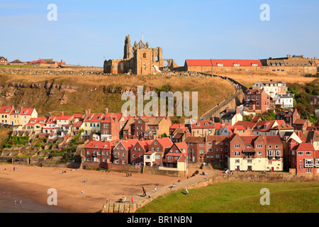 Str. Marys Kirche und Whitby Abtei am East Cliff über Fischerhütten und unteren Hafen von Whitby, North Yorkshire, England, UK. Stockfoto