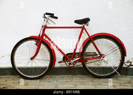 Alten roten Fahrrad weiß getünchte Wand gelehnt, Kas, Türkei Stockfoto