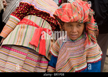 Bunte Blume h ' Mong Indianerin in Bac Ha Markt, Nord-Vietnam. Stockfoto