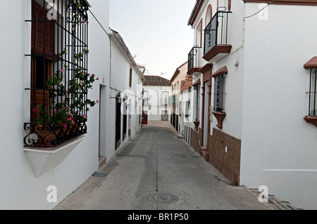 eine weiße Straße in Estepona Spanien Stockfoto