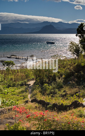 Der Blick auf Lake Atitlan aus San Pedro, Guatemala Stockfoto