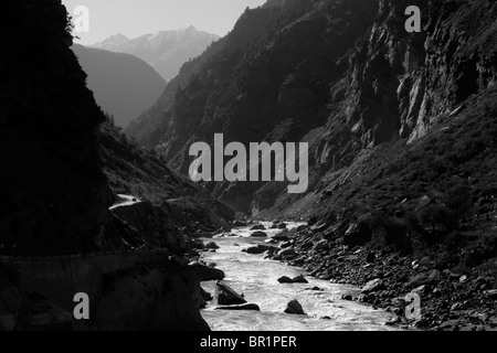 Eine Ansicht des Flusses Sutlej und eine dramatische Strasse, die es in Himachal Pradesh im Himalaya im Norden Indiens folgt. Stockfoto