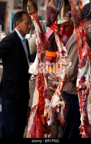 frisches Fleisch zum Verkauf an Menghun ethnischen Markt in der Provinz Yunnan, China Stockfoto