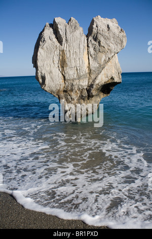 Stein in Herzform am Palm Beach, Preveli, Rethymno, Kreta, Griechenland. Stockfoto