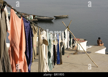 Wäsche trocknen auf den Baden Ghats in Varanasi, Indien. Stockfoto