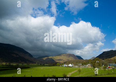 Cumulus-Wolken über Buttermere Dorf, Lake District, Cumbria, England, UK Stockfoto