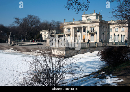 Königlicher Palast auf dem Wasser im winter Stockfoto