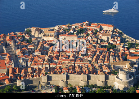 DUBROVNIK, KROATIEN. Ein Sonnenaufgang Blick auf Dubrovnik Altstadt wie gesehen vom Gipfel des Mount Srd. 2010. Stockfoto