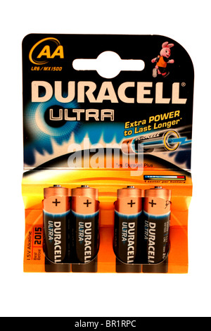 Packung mit vier Batterien der Größe AA Duracell Ultra Power Batterien mit Branding gegen einen weißen Hintergrund mit einem Clipping und keine Menschen isoliert Stockfoto