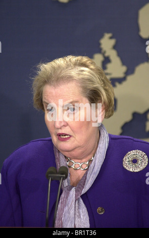 Madeleine Albright spricht auf einer Pressekonferenz. Stockfoto