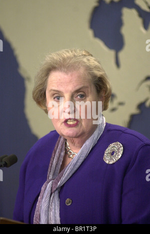 Madeleine Albright spricht auf einer Pressekonferenz. Stockfoto