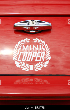 Detail-Aufnahme eines Mini Cooper-Logos auf Kofferraumklappe eines klassischen Austin Mini Stockfoto