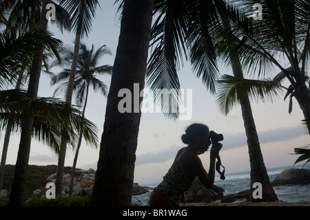 Eine junge Frau Tourist nimmt ein Bild im Tayrona Park, Kolumbien. Stockfoto