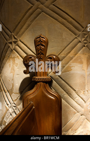 Geschnitzte Eiche Fleur de Lis Pew tagelang vor geschnitzten Steinsäule in St. Peter & Pauls Kirche, Belton, Grantham, Lincolnshire Stockfoto