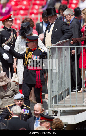 Zuschauer aus einem der Stände nach der Parade. "Trooping die Farbe" 2010 Stockfoto