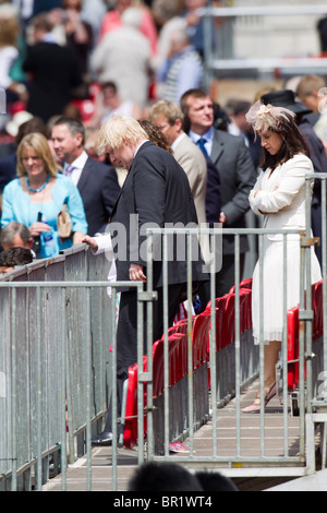 Zuschauer aus einem der Stände nach der Parade. "Trooping die Farbe" 2010 Stockfoto