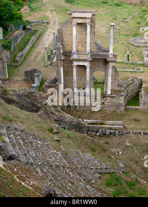 Das Teatro Romano, des antiken römischen Theaters bei Volterra, Toskana, Italien, erbaut in der Regierungszeit von Kaiser Augustus. Stockfoto