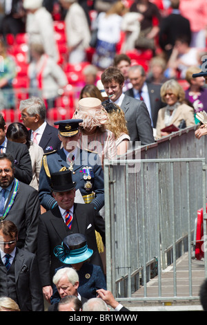 Zuschauer aus einem der Stände nach der Parade. "Trooping die Farbe" 2010 Stockfoto