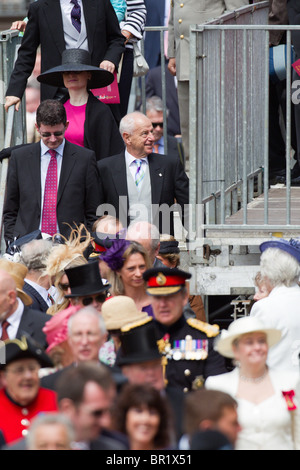 Zuschauer aus einem der Stände nach der Parade. "Trooping die Farbe" 2010 Stockfoto