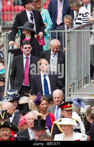 Zuschauer aus einem der Stände nach der Parade. "Trooping die Farbe" 2010 Stockfoto